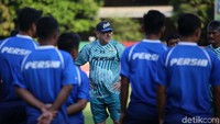 Latihan dipimpin langsung pelatih Robert Rene Alberts.