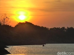 Serunya Warga Lamongan Berburu Sunset di Bengawan Solo yang Kering