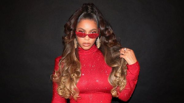 Foto: Beyonce Merah Merona dengan Gaun Kristal Rp 68 Juta