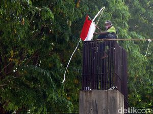 Potret Agustinus, Pria yang Panjat Beton untuk Tagih Janji Jokowi Potret Agustinus, Pria yang Panjat Beton untuk Tagih Janji Jokowi