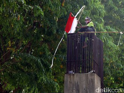 Potret Agustinus, Pria yang Panjat Beton untuk Tagih Janji Jokowi