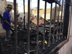 Korban Kebakaran Sentosa Lama Medan Mengais Puing-puing