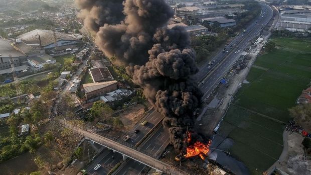 Kebakaran Pipa Akibat Proyek Kereta Cepat Cemari Sawah Warga