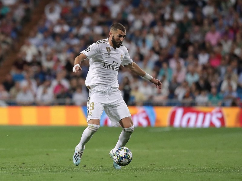MADRID, SPAIN - OCTOBER 01: Karim Benzema of Real Madrid CF controls the ball during the UEFA Champions League group A match between Real Madrid and Club Brugge KV at Bernabeu on October 01, 2019 in Madrid, Spain. (Photo by Gonzalo Arroyo Moreno/Getty Images)