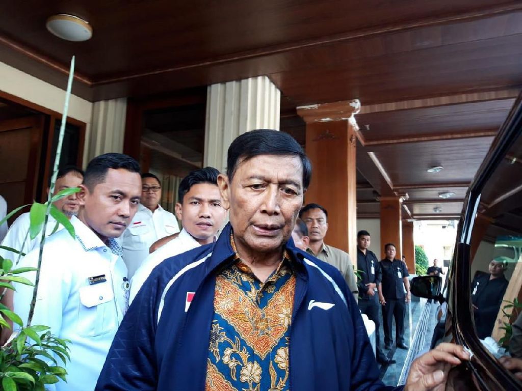 Hampir 3 Jam di Kantor, Wiranto Persiapkan Sertijab Menko Polhukam Besok Hampir 3 Jam di Kantor, Wiranto Persiapkan Sertijab Menko Polhukam Besok