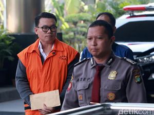 Diperiksa KPK, Tersangka Suap Impor Ikan Tutupi Borgol dengan Amplop