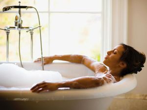 Bathtub Hotel Bersih buat Berendam Nggak Sih? Bathtub Hotel Bersih buat Berendam Nggak Sih?