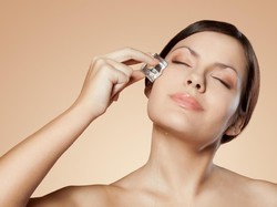 Skincare Alami! 5 Manfaat Keren Pakai Es Batu untuk Kulit Wajah