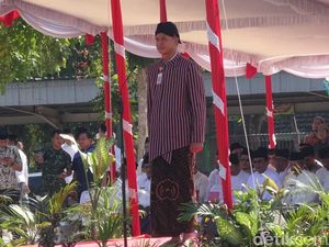 Bergaya Santri Jawa Jadul, Gubernur Ganjar Pimpin Apel Hari Santri