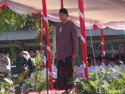Bergaya Santri Jawa Jadul, Gubernur Ganjar Pimpin Apel Hari Santri