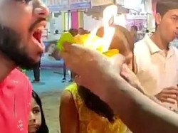 Wah! Pria Ini Melahap Fire Paan yang Berkobar Langsung ke Mulutnya