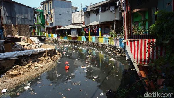 Jorok, Kali Krukut Menghitam dan Penuh Sampah