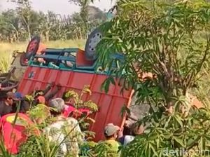 Truk Muat Puluhan Buruh Tani Terguling di Sawah, Satu Tewas dan 10 Luka
