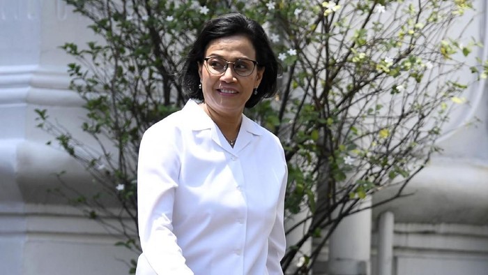 Sri Mulyani Dipanggil Jokowi ke Istana Mantan Menteri Keuangan Sri Mulyani Indrawati meninggalkan Kompleks Istana Kepresidenan di Jakarta, Selasa (22/10/2019). ANTARA FOTO/Puspa Perwitasari/foc.