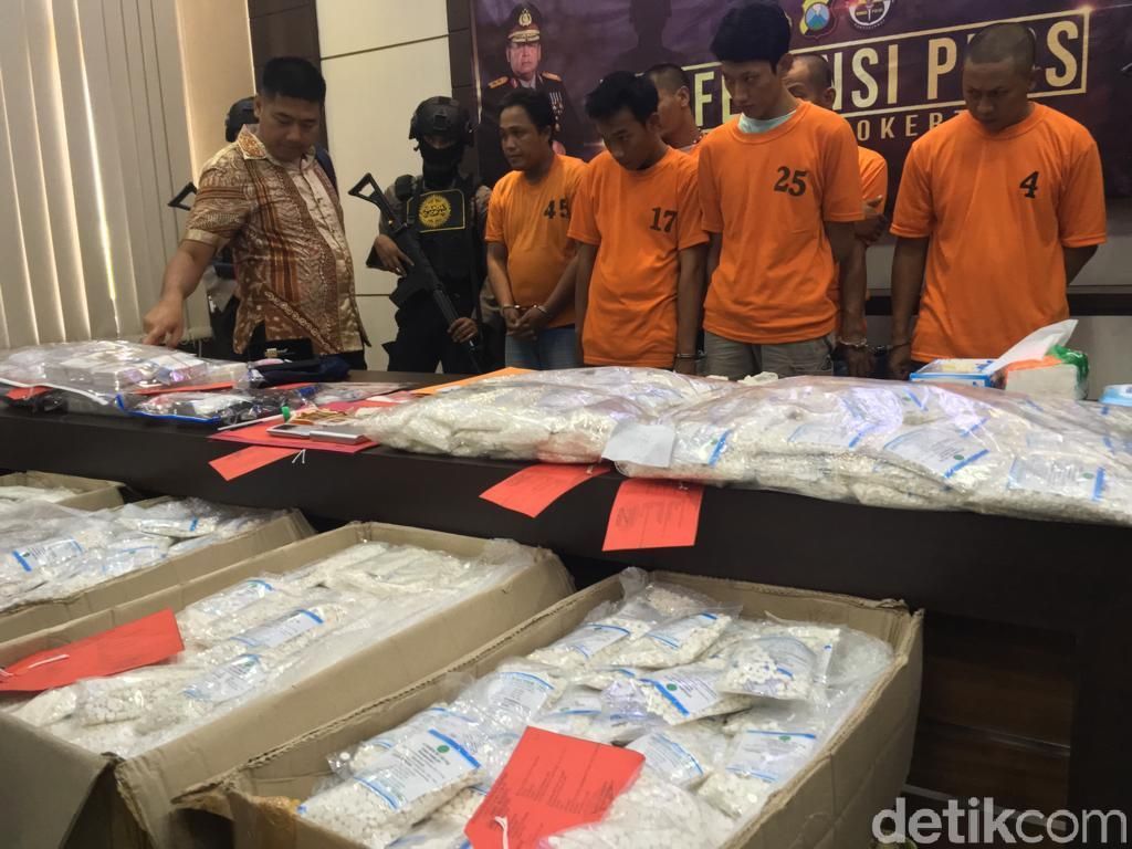 Bandar Setengah Juta Pil Koplo yang Dikendalikan Napi Lapas Madiun Dibekuk Bandar Setengah Juta Pil Koplo yang Dikendalikan Napi Lapas Madiun Dibekuk
