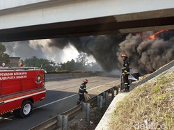 Video Kebakaran Hebat Pipa Pertamina di Dekat Tol Purbaleunyi