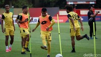 Mereka melakukan latihan ringan.
