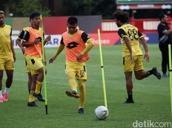 Mereka melakukan latihan ringan.