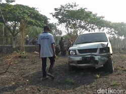 Ban Pecah, Mobil Rombongan Takziah Oleng Tabrak Pagar Pabrik