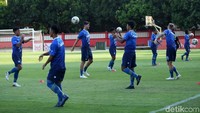 Pemain Persib menjalani latihan di Stadion PTIK, Jakarta, Selasa (22/10/2019).