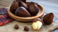 Dear Nia Ramadhani, Ini Cara Mengupas Buah Salak yang Kaya Manfaat