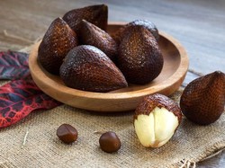 Dear Nia Ramadhani, Ini Cara Mengupas Buah Salak yang Kaya Manfaat