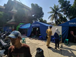 Korban Kebakaran Jatinegara Mulai Bersihkan Puing, Tenda Didirikan