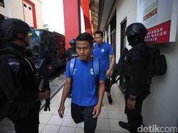 Jajal Lapangan di Stadion PTIK, Persib Diangkut Bus