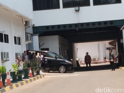 Didampingi Istri, Wiranto Tinggalkan RSPAD Gatot Soebroto