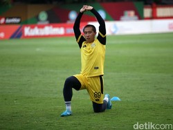Seorang pemain tengah melakukan pemanasan.