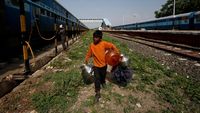 Potret Bocah India yang Tiap Hari Angkut Air Naik Kereta