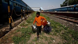 Potret Bocah India yang Tiap Hari Angkut Air Naik Kereta