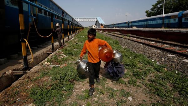 Potret Bocah India yang Tiap Hari Angkut Air Naik Kereta
