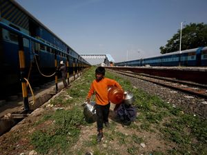 Potret Bocah India yang Tiap Hari Angkut Air Naik Kereta Potret Bocah India yang Tiap Hari Angkut Air Naik Kereta
