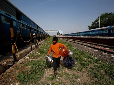Potret Bocah India yang Tiap Hari Angkut Air Naik Kereta