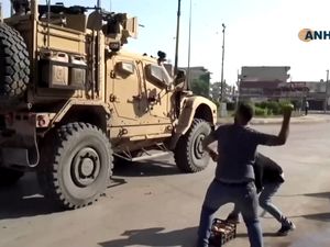 Konvoi Militer Turki dan Rusia Dilempari Batu oleh Warga