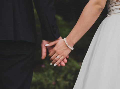 Cinta Mati, Pria Ini Menikahi Kekasihnya yang Sudah Meninggal
