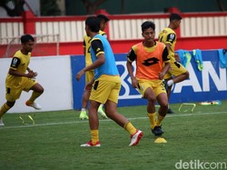 Para pemain berlatih fisik.