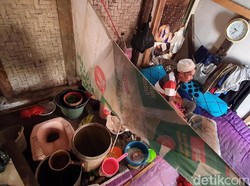 Pria Lumpuh Tidur Berdempetan dengan Lubang BAB di Sukabumi