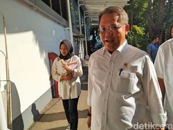 Kenakan Kemeja Putih, Rudiantara Jadi Menkominfo Lagi?