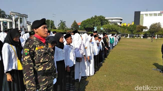 Berita Risma Batal Jadi Inspektur Upacara Hari Santri, Apa ke Istana Negara? Rabu 13 November 2019 Berita Risma Batal Jadi Inspektur Upacara Hari Santri, Apa ke Istana Negara? Rabu 13 November 2019