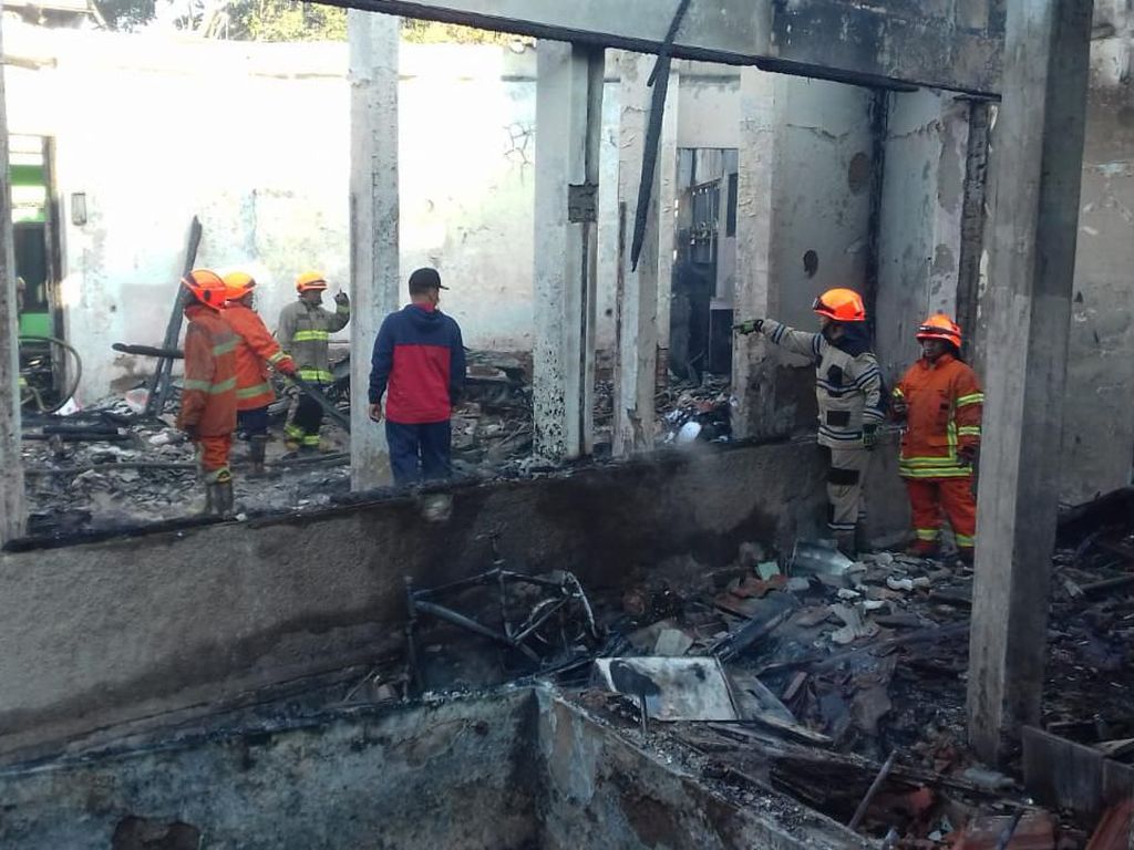 Gedung Paskibraka Bandung Terbakar, Petugas Selidiki Sumber Api Gedung Paskibraka Bandung Terbakar, Petugas Selidiki Sumber Api