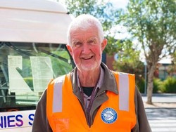 Pria Ini Sudah 44 Tahun Bagikan Makanan Gratis di Melbourne