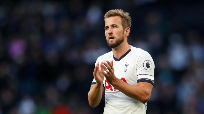 LONDON, ENGLAND - OCTOBER 19: Harry Kane of Tottenham Hotspur acknowledges the fans following the Premier League match between Tottenham Hotspur and Watford FC at Tottenham Hotspur Stadium on October 19, 2019 in London, United Kingdom. (Photo by Catherine Ivill/Getty Images)