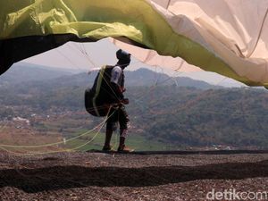 Cuaca Cerah, Peserta Selesaikan Hari Kedua Paralayang di Sumedang