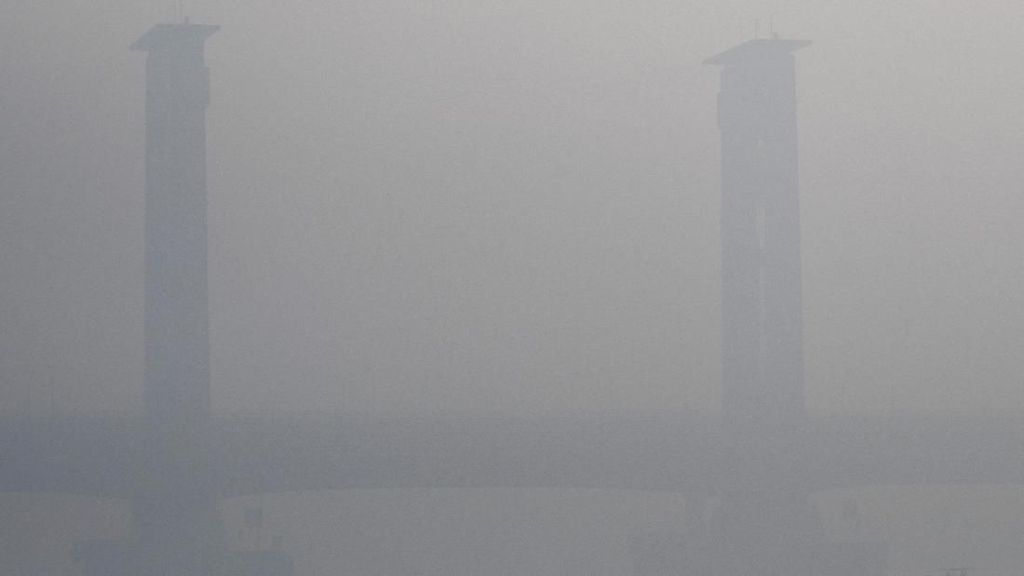 Asap Pekat Masih Kepung Palembang Asap Pekat Masih Kepung Palembang