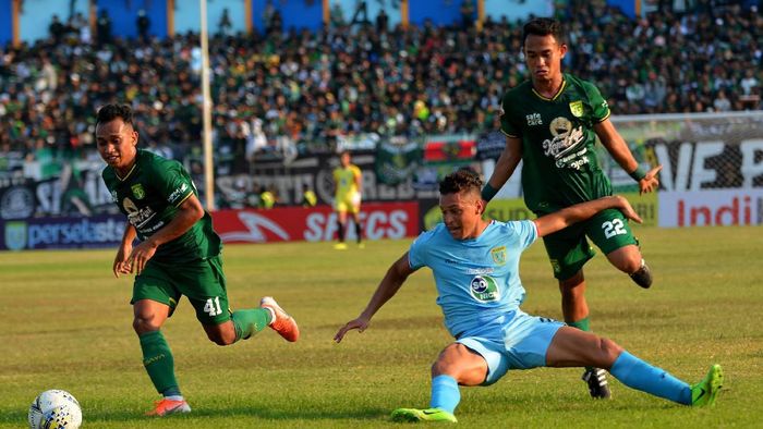 Persebaya kalah 0-1 di markas Persela. (Foto: ANTARA FOTO/Syaiful Arif) Persebaya kalah 0-1 di markas Persela. (Foto: ANTARA FOTO/Syaiful Arif)