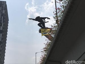 Greenpeace juga Pasang Spanduk di Patung Pancoran: Lawan Perusak Hutan