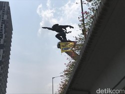 Greenpeace juga Pasang Spanduk di Patung Pancoran: Lawan Perusak Hutan