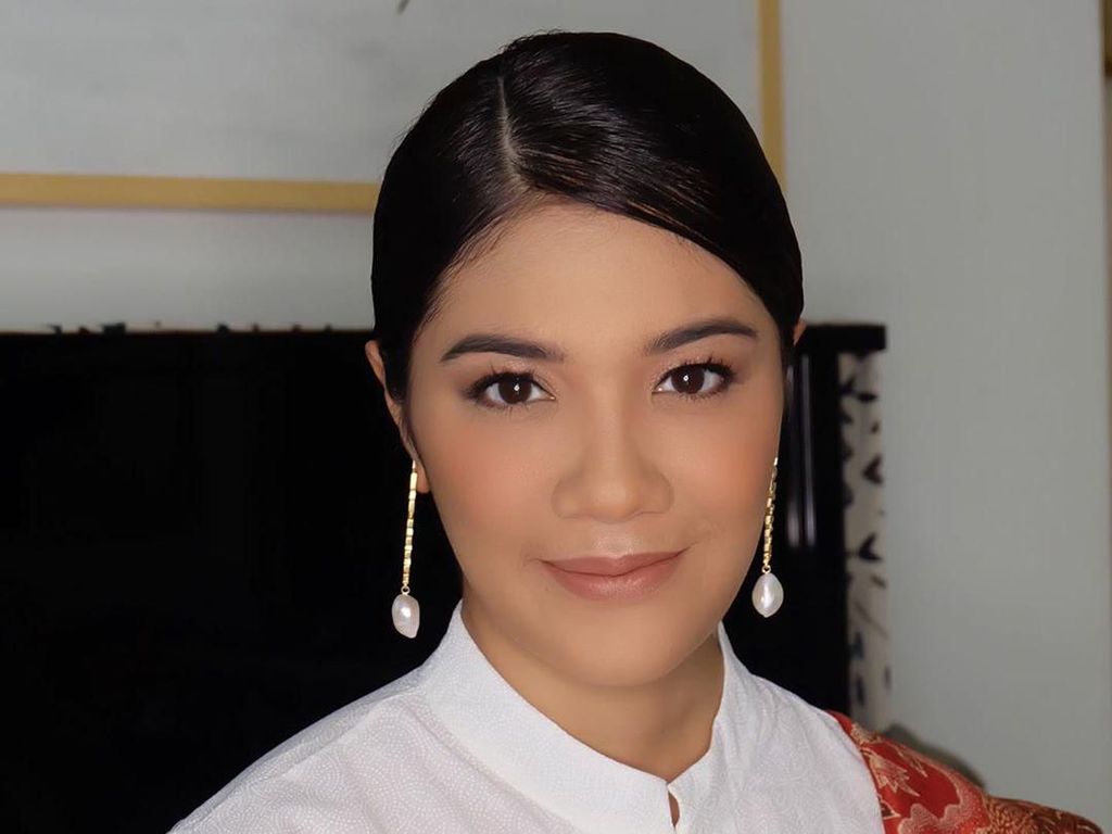 Cantiknya Istri Nadiem Pakai Kebaya dan Anting Unik di Pelantikan Menteri Cantiknya Istri Nadiem Pakai Kebaya dan Anting Unik di Pelantikan Menteri